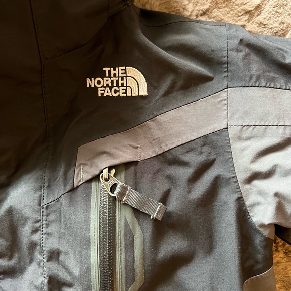 BOYS’ NORTH FACE 2 in 1 JACKET, SIZE 6 - Picture 4 of 11